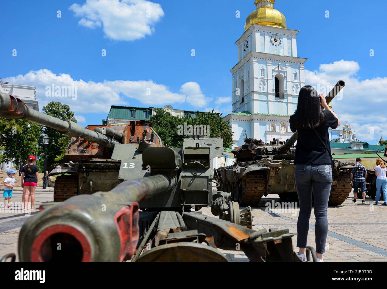 Kiew, Ukraine. 07.. Juni 2022. Das Mädchen fotografiert zerstörte ...