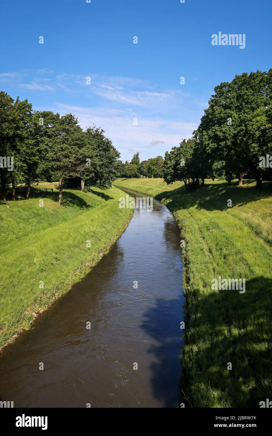 Dinslaken, Nordrhein-Westfalen, Deutschland - die Emscher ist seit Januar 2022 nach dem Bau von vollständig abwasserfrei Stockfoto