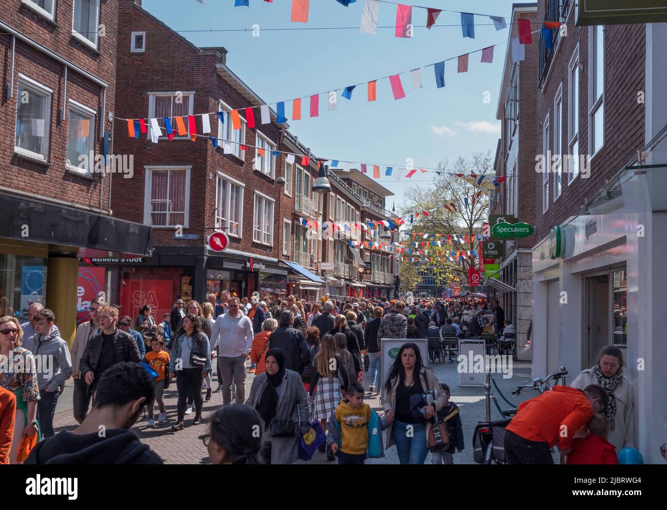 Große Gruppen von Menschen im Zentrum von enschede Stockfoto