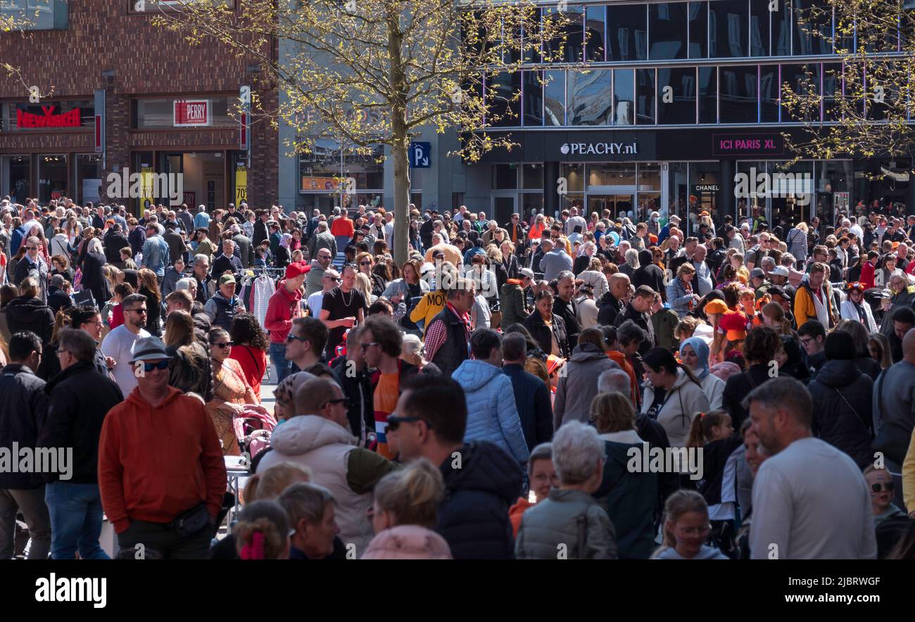 Große Gruppen von Menschen im Zentrum von enschede Stockfoto