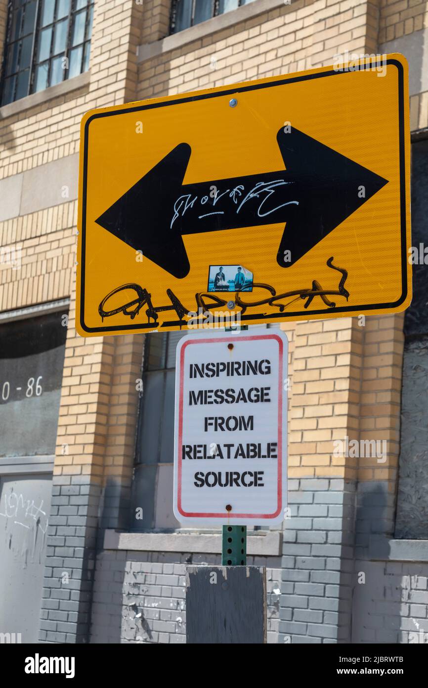 Detroit, Michigan - Ein Verkehrsschild mit einer inspirierenden, aber rätselhaften Botschaft. Stockfoto