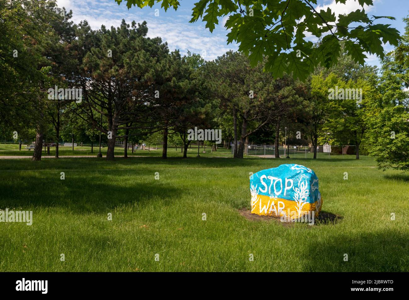 Detroit, Michigan - Ein Felsen auf dem Campus der Wayne State University, bemalt mit den Farben der ukrainischen Flagge mit dem Slogan „Stop the war“. Stockfoto