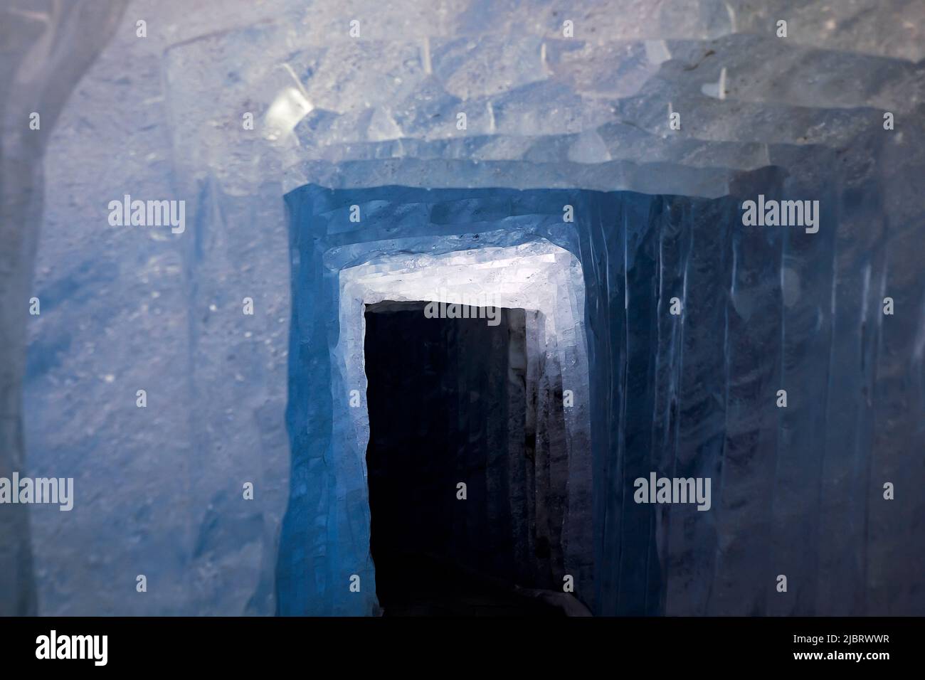 Eishöhle im rhonegletscher, Eiskorridor mit gefrorenen blauen Wänden. Stockfoto