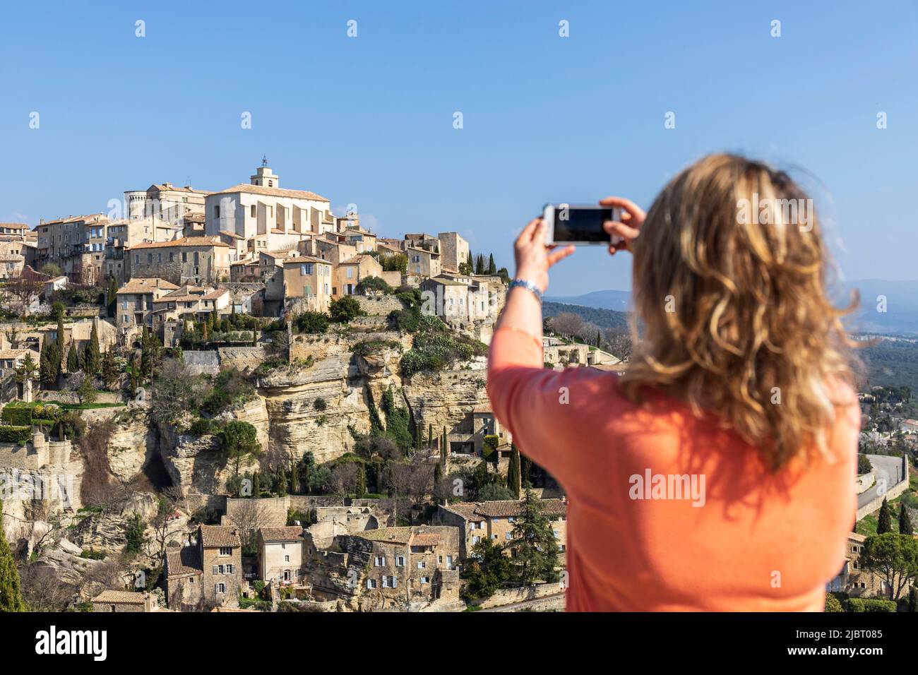 Frankreich, Vaucluse, regionales Naturschutzgebiet von Luberon, Gordes, zertifiziert die schönsten Dörfer Frankreichs, das Dorf auf einem felsigen Sporn thront Stockfoto