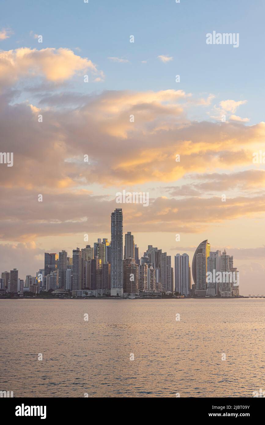 Panama, Panama City, Sonnenaufgang über der modernen Stadt und den Bezirken Punta Paitilla und Punta Pacifica Stockfoto