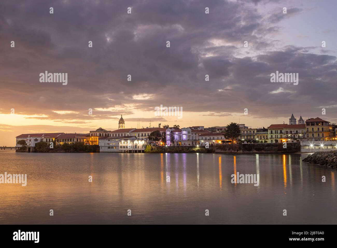 Panama, Panama City, Sonnenaufgang über dem historischen Viertel Casco Viejo, das von der UNESCO zum Weltkulturerbe erklärt wurde Stockfoto