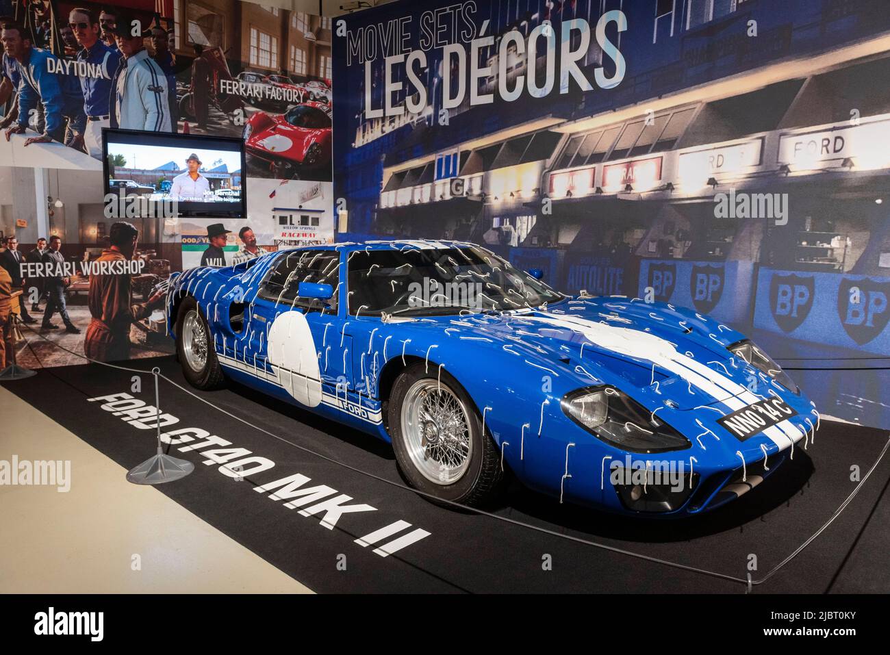 Frankreich, Sarthe, Le Mans, das Automobilmuseum von Sarthe, Museum der 24 Stunden von Le Mans, Ford GT40 MK II, siegreich bei den 24 Stunden von Le Mans gegen Ferrari Stockfoto