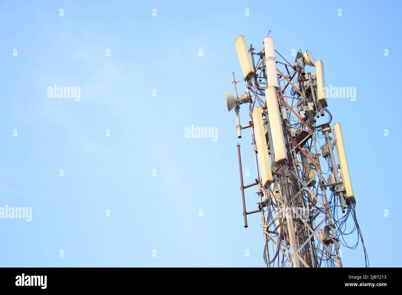 Mobiltelefon oder mobiler Turm mit blauem Himmel Hintergrund Stockfoto