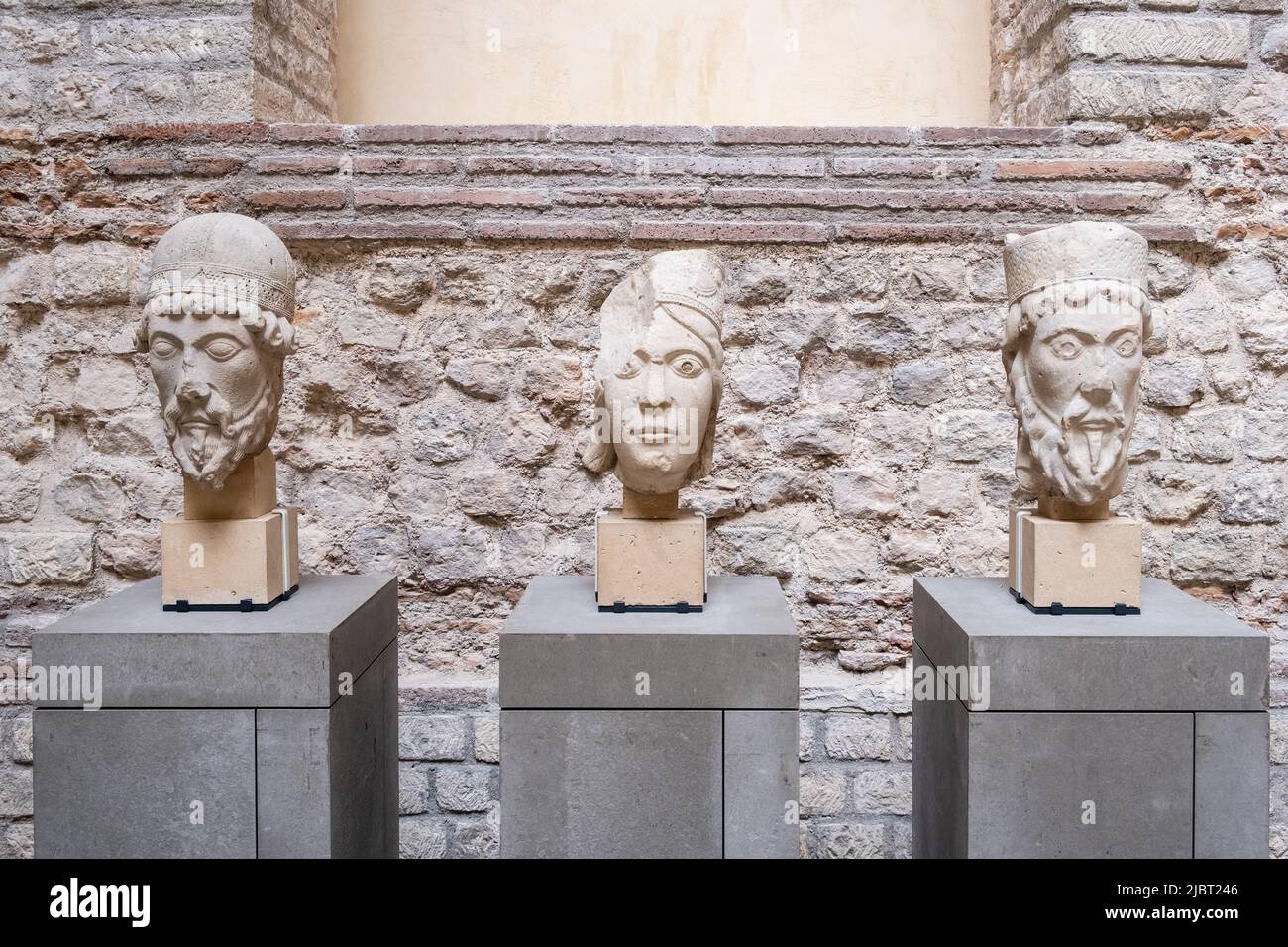 Frankreich, Paris, Cluny Museum - Nationalmuseum des Mittelalters, Raum 3, romanische Kunst, 3 Säulen-Statuenköpfe aus der Abteikirche Saint Denis Stockfoto