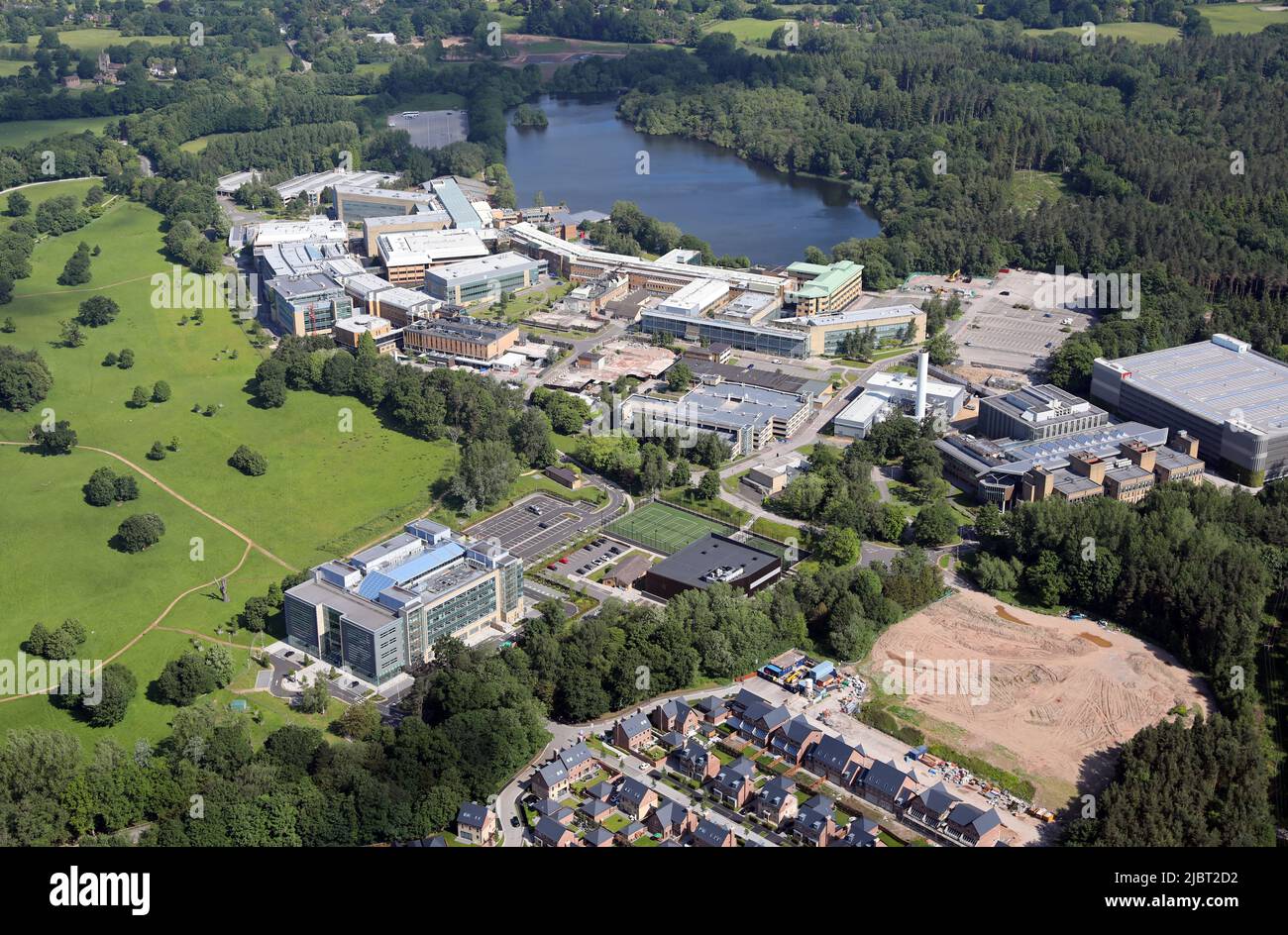 Luftaufnahme des Alderley Park, einem Technologiepark in Nether Alderley, Ceshire. Im Vorbereich befindet sich das Royal London House, ein Bürogebäude. Stockfoto
