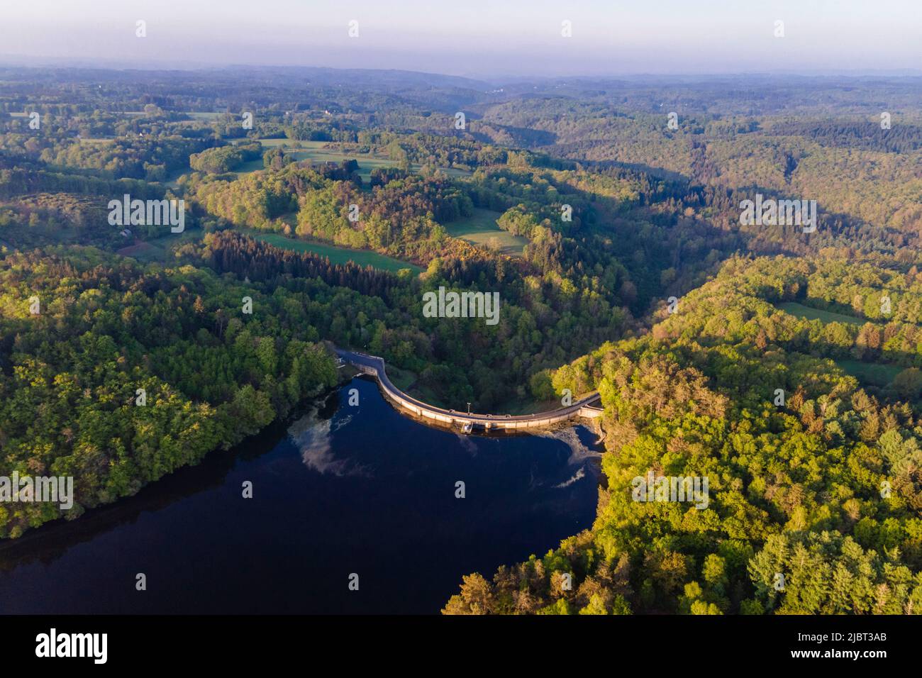 Frankreich, Correze, Marcillac la Croisille, Vallette-See und Staudamm, Doustre-Tal (Luftaufnahme) Stockfoto