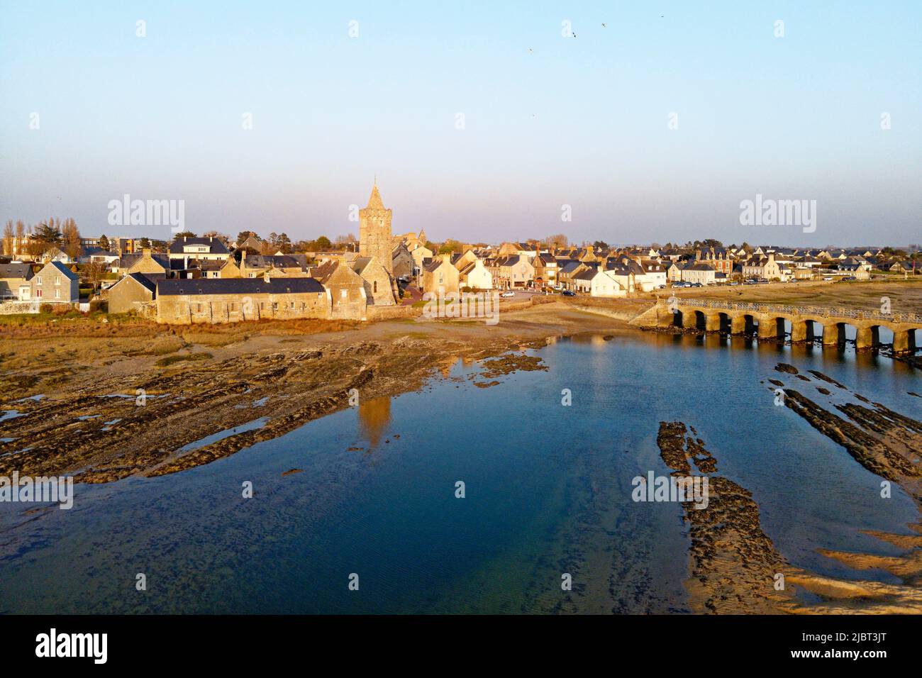 Frankreich, Manche, Cotentin, Cote des Isles, Portbail, Brücke zu den dreizehn Bögen und Notre Dame Kirche Stockfoto