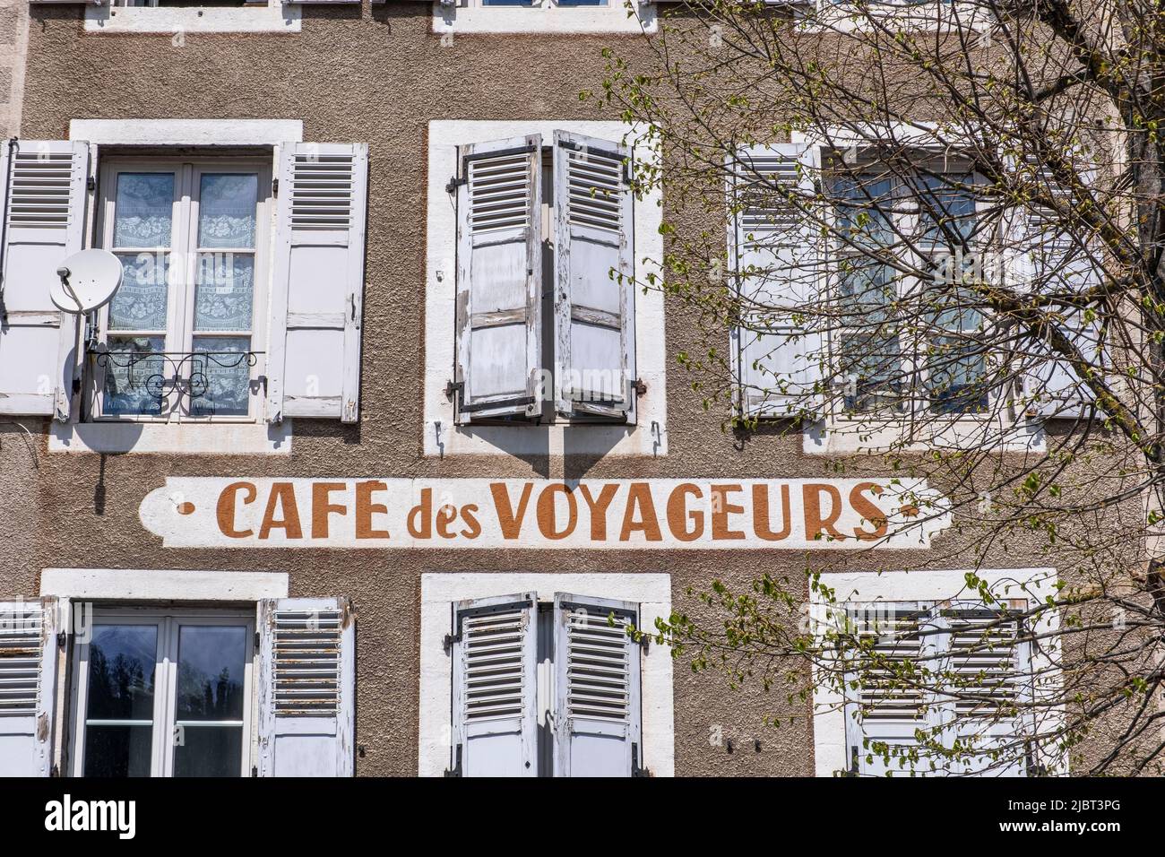 Frankreich, Cantal, Saint Flour, Café-Fassade Stockfoto