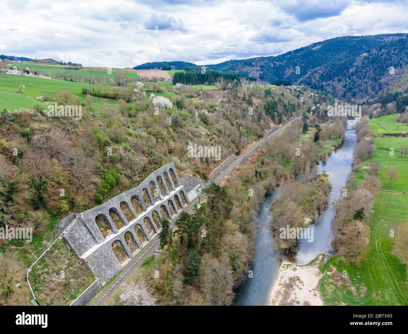 Frankreich, Haute-Loire, Cevenol-Bahnlinie in der Nähe des Weilers Vabres, Alleyras, Allier-Tal (Luftaufnahme) Stockfoto