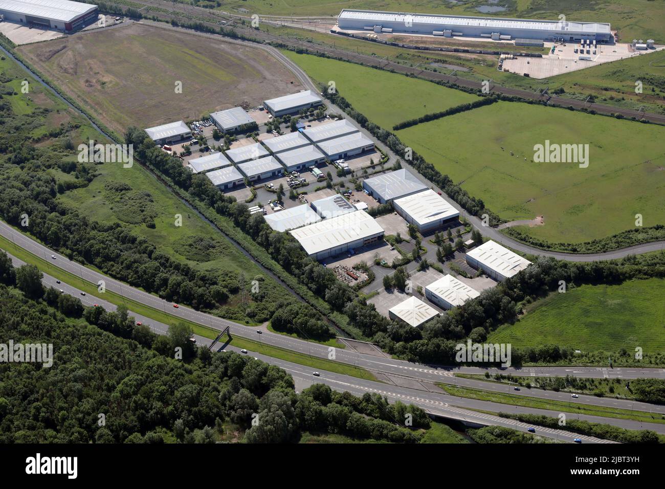 Luftaufnahme eines Industrieguts an der Kreuzung der Speke Road A562 und des Knowsley Expressway, Widnes CHeshire Stockfoto