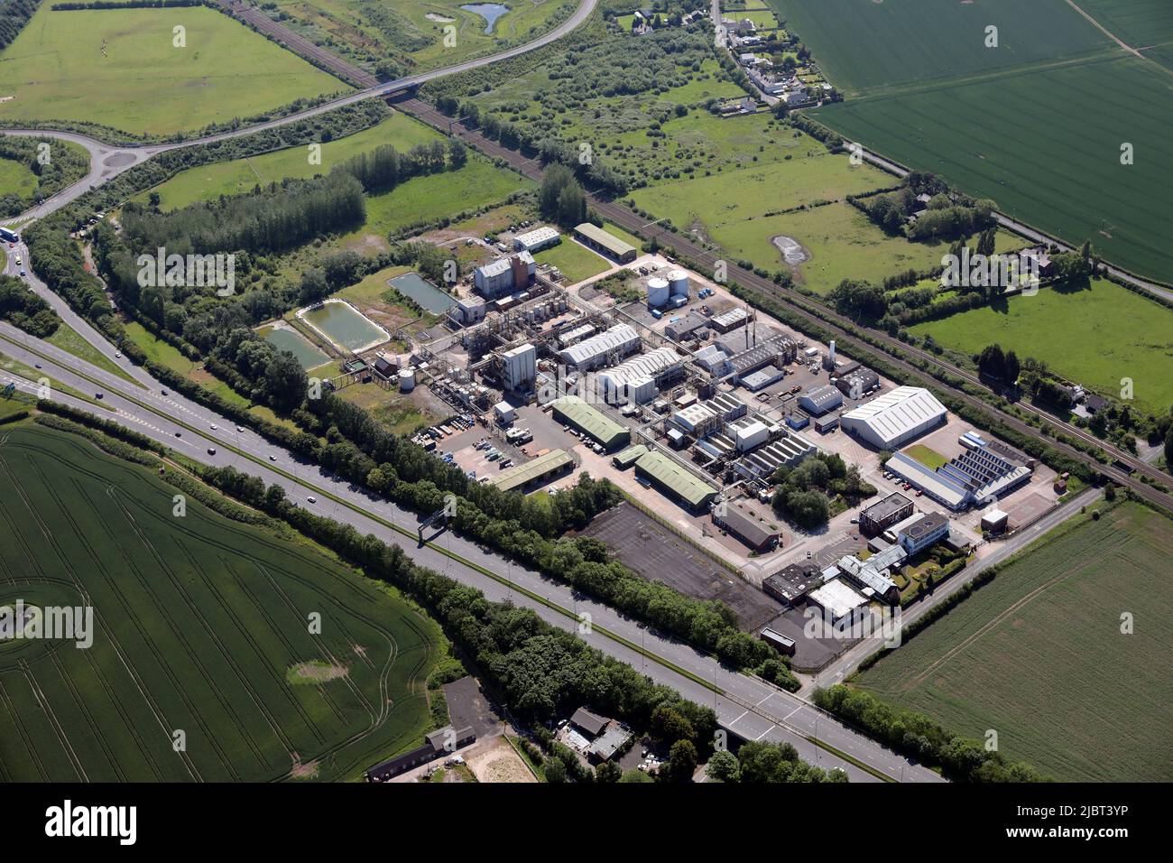 Luftaufnahme des Chemieherstellers Vertellus im Südwesten der Kreuzung der Speke Road A562 und des Knowsley Expressway, Widnes Stockfoto