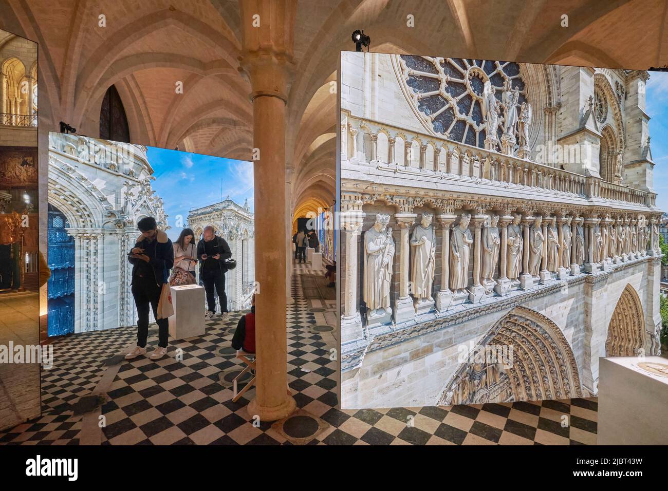 Frankreich, Paris, College des Bernardins, die erweiterte Ausstellung von Notre Dame de Paris, die seine Geschichte nachverfolgt und hinter die Kulissen seiner Restaurierung geht, Virtual Reality-Besuch Stockfoto
