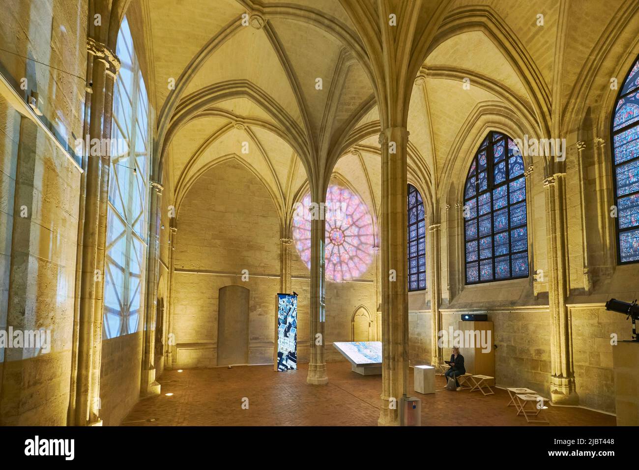 Frankreich, Paris, College des Bernardins, die erweiterte Ausstellung von Notre Dame de Paris, die seine Geschichte nachverfolgt und hinter die Kulissen seiner Restaurierung geht, Virtual Reality-Besuch Stockfoto