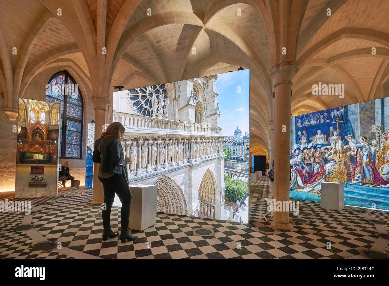 Frankreich, Paris, College des Bernardins, die erweiterte Ausstellung von Notre Dame de Paris, die seine Geschichte nachverfolgt und hinter die Kulissen seiner Restaurierung geht, Virtual Reality-Besuch Stockfoto