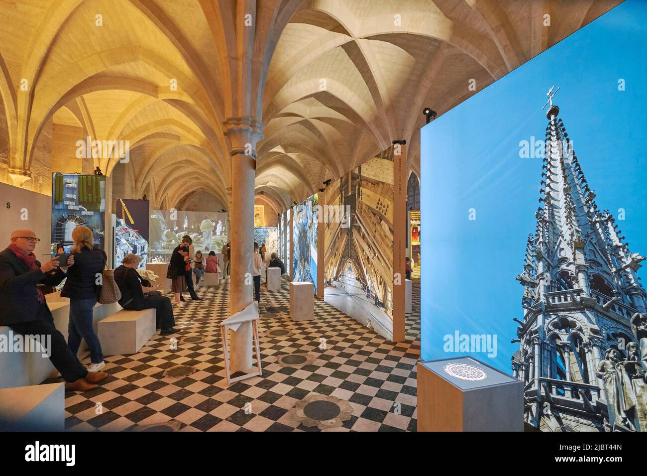 Frankreich, Paris, College des Bernardins, die erweiterte Ausstellung von Notre Dame de Paris, die seine Geschichte nachverfolgt und hinter die Kulissen seiner Restaurierung geht, Virtual Reality-Besuch Stockfoto