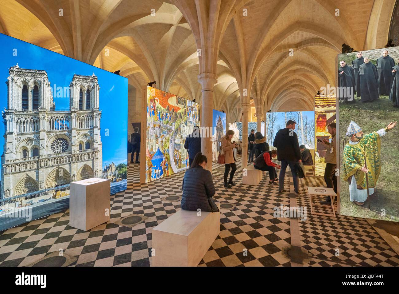 Frankreich, Paris, College des Bernardins, die erweiterte Ausstellung von Notre Dame de Paris, die seine Geschichte nachverfolgt und hinter die Kulissen seiner Restaurierung geht, Virtual Reality-Besuch Stockfoto