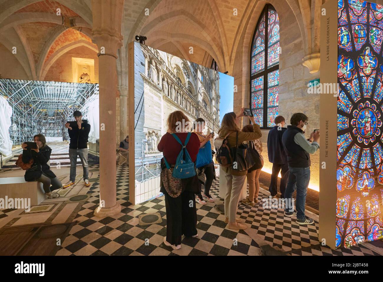 Frankreich, Paris, College des Bernardins, die erweiterte Ausstellung von Notre Dame de Paris, die seine Geschichte nachverfolgt und hinter die Kulissen seiner Restaurierung geht, Virtual Reality-Besuch Stockfoto
