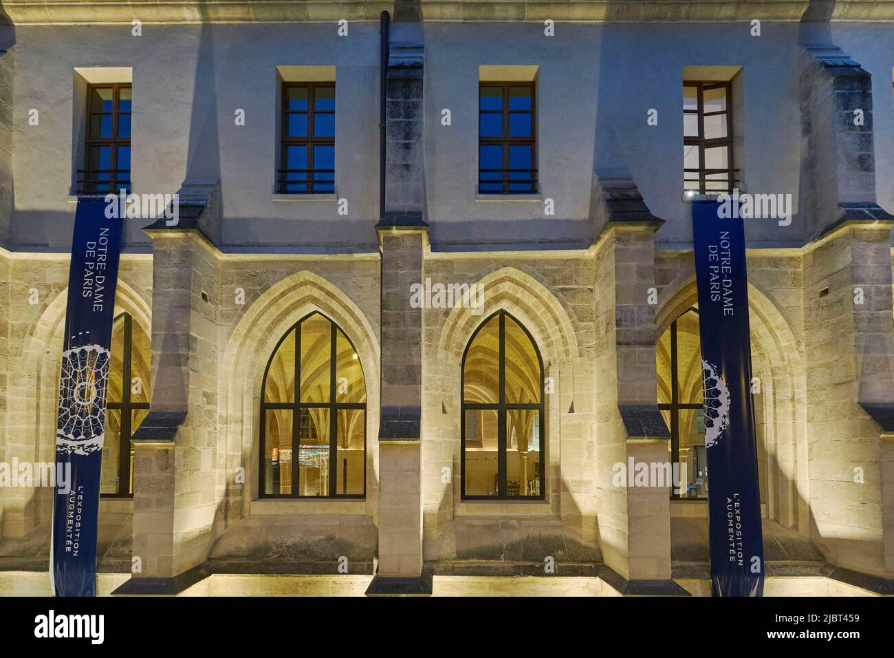 Frankreich, Paris, College des Bernardins, die erweiterte Ausstellung von Notre Dame de Paris, die seine Geschichte nachverfolgt und hinter die Kulissen seiner Restaurierung geht, Detail der Fassade bei Nacht Stockfoto