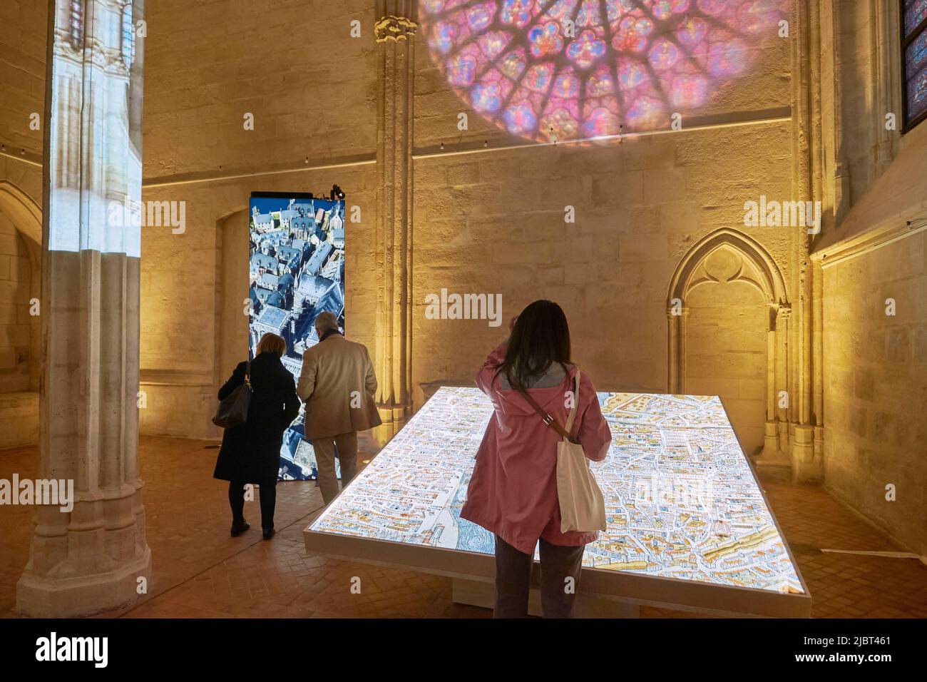 Frankreich, Paris, College des Bernardins, die erweiterte Ausstellung von Notre Dame de Paris, die seine Geschichte nachverfolgt und hinter die Kulissen seiner Restaurierung geht, Virtual Reality-Besuch Stockfoto