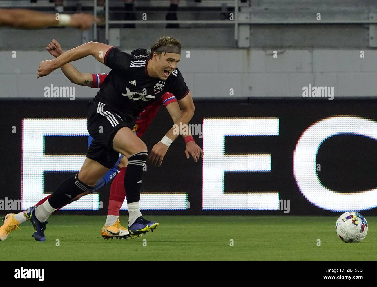 WASHINGTON, DC, USA - 07. JUNI 2022: DC United-Stürmer Sam Lehland (60) nimmt während eines Capital Cup-Spiels zwischen D.C United (USA) und Xelaju (GUA) am 07 2022. Juni im Audi-Feld in Washington, DC, den Ball in die Höhe. (Foto von Tony Quinn-Alamy Live News) Stockfoto