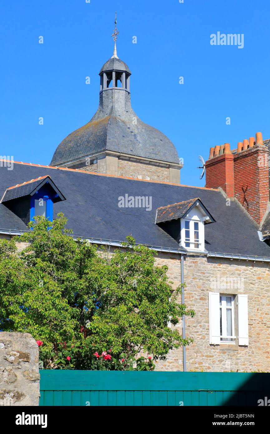 Frankreich, Loire Atlantique, Guerande-Land, Piriac sur Mer (kleine Stadt mit Charakter), traditionelles Haus mit dem Glockenturm der Kirche St. Pierre es Liens im Hintergrund (18.. Jahrhundert) Stockfoto