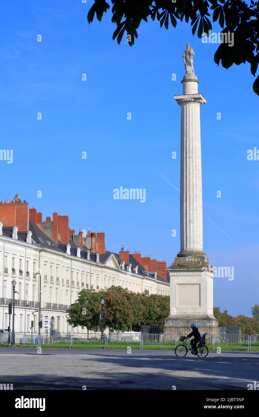 Frankreich, Loire Atlantique, Nantes, Place Marechal Foch, Radfahrer auf dem Platz im 18.. Jahrhundert mit der Louis XVI Säule in der Mitte entworfen Stockfoto