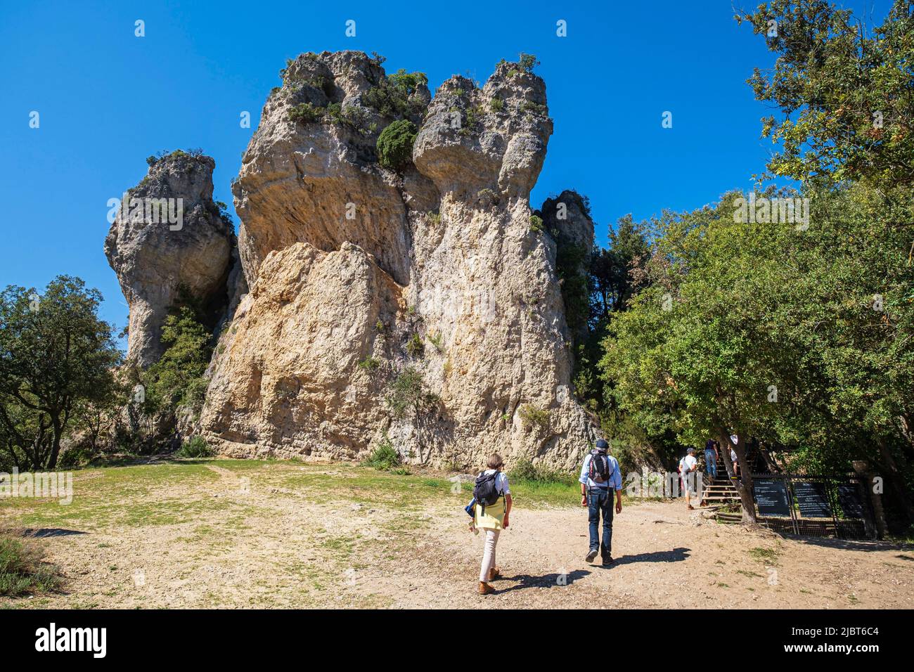 Frankreich, Herault, Moureze, Wanderung im dolomitischen Zirkus, einem natürlichen Ort, der durch Erosion geformt wurde Stockfoto