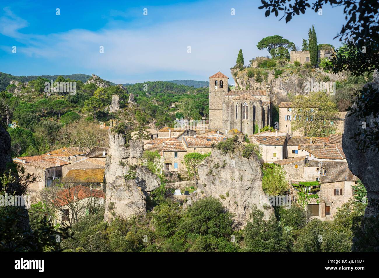 Frankreich, Herault, Moureze, mittelalterliches Dorf im Herzen eines dolomitischen Zirkus, einer natürlichen Stätte, die durch Erosion geformt wurde Stockfoto