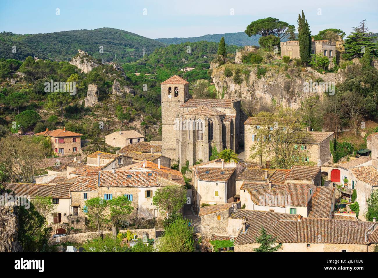 Frankreich, Herault, Moureze, mittelalterliches Dorf im Herzen eines dolomitischen Zirkus, einer natürlichen Stätte, die durch Erosion geformt wurde Stockfoto