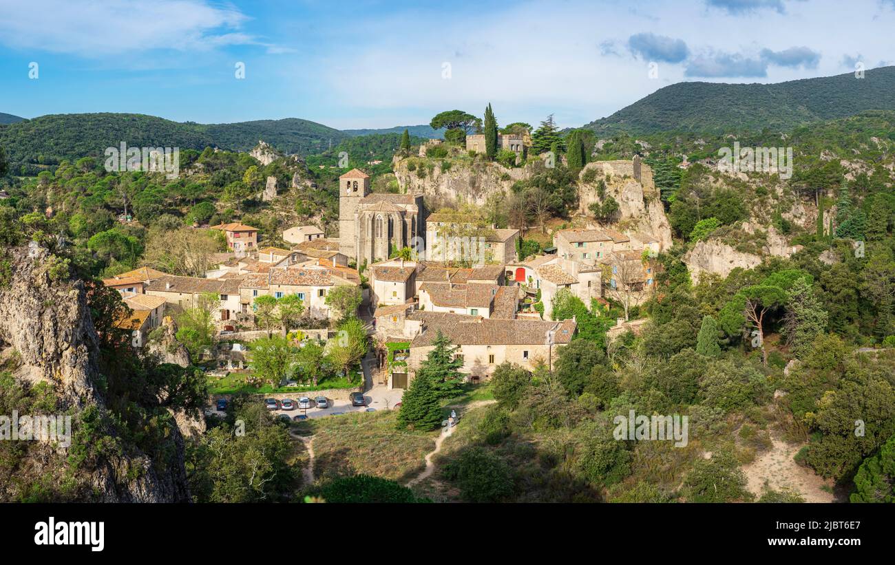 Frankreich, Herault, Moureze, mittelalterliches Dorf im Herzen eines dolomitischen Zirkus, einer natürlichen Stätte, die durch Erosion geformt wurde Stockfoto
