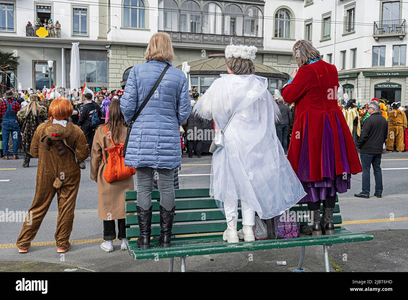 Zuschauer der Karnevalsparade, Karneval in der Stadt Luzern, Schweiz Stockfoto