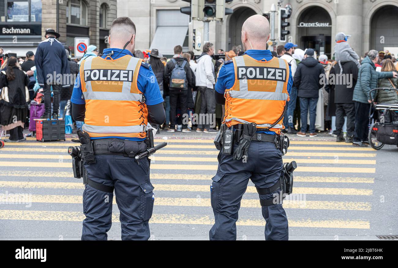 Polizeipräsenz beim Karneval in Luzern, Schweiz Stockfoto