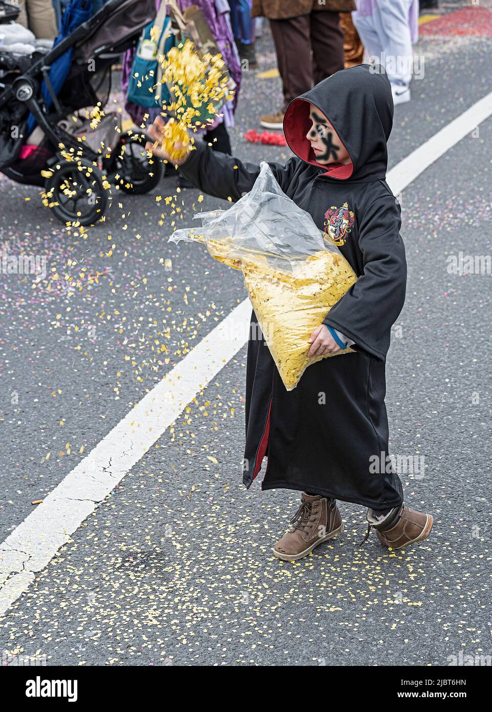 Kinder streut Konfetti, Karneval in der Stadt Luzern, Schweiz Stockfoto