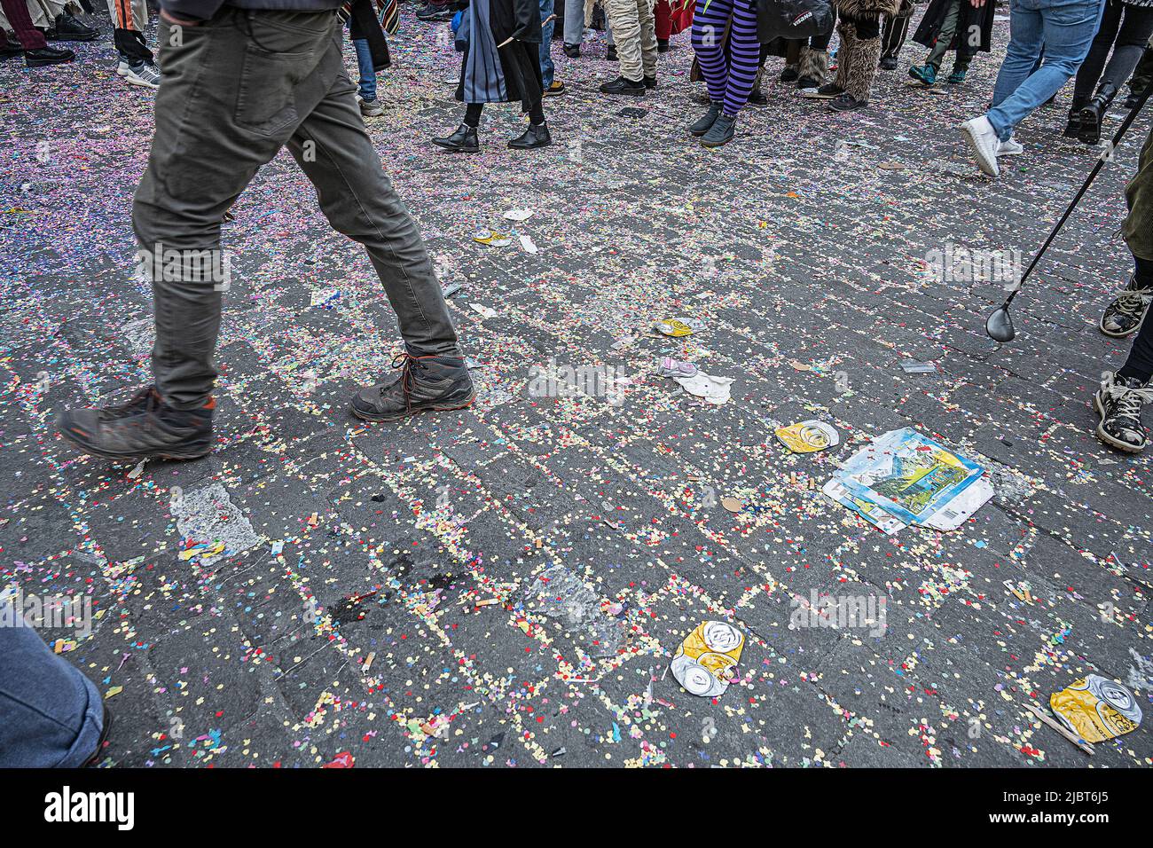 Straße mit Konfetti bedeckt, Karneval in der Stadt Luzern, Schweiz Stockfoto
