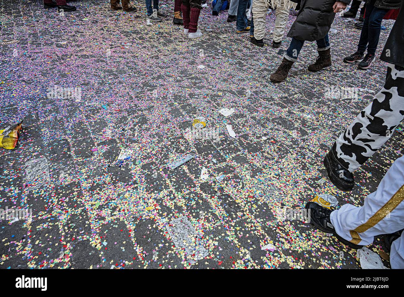 Straße mit Konfetti bedeckt, Karneval in der Stadt Luzern, Schweiz Stockfoto