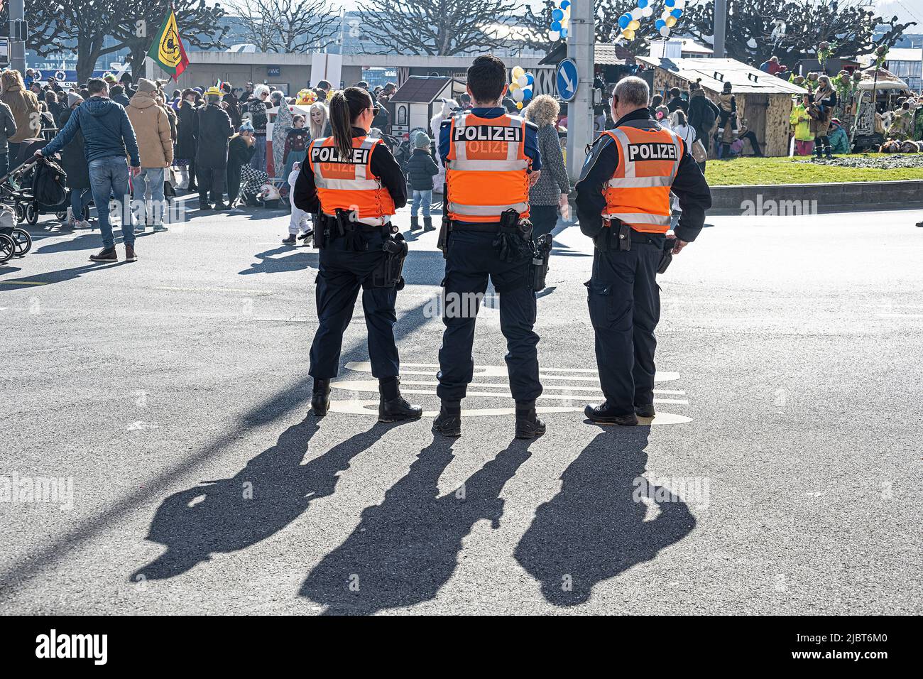 Polizeipräsenz beim Karneval in Luzern, Schweiz Stockfoto