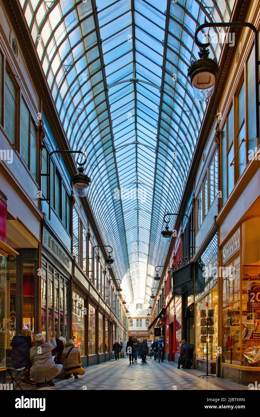 Frankreich, Paris, Passage Jouffroy, die überdachten Passagen und Galerien von Paris, Gruppe von Künstlern, die die Galerie zeichnen Stockfoto