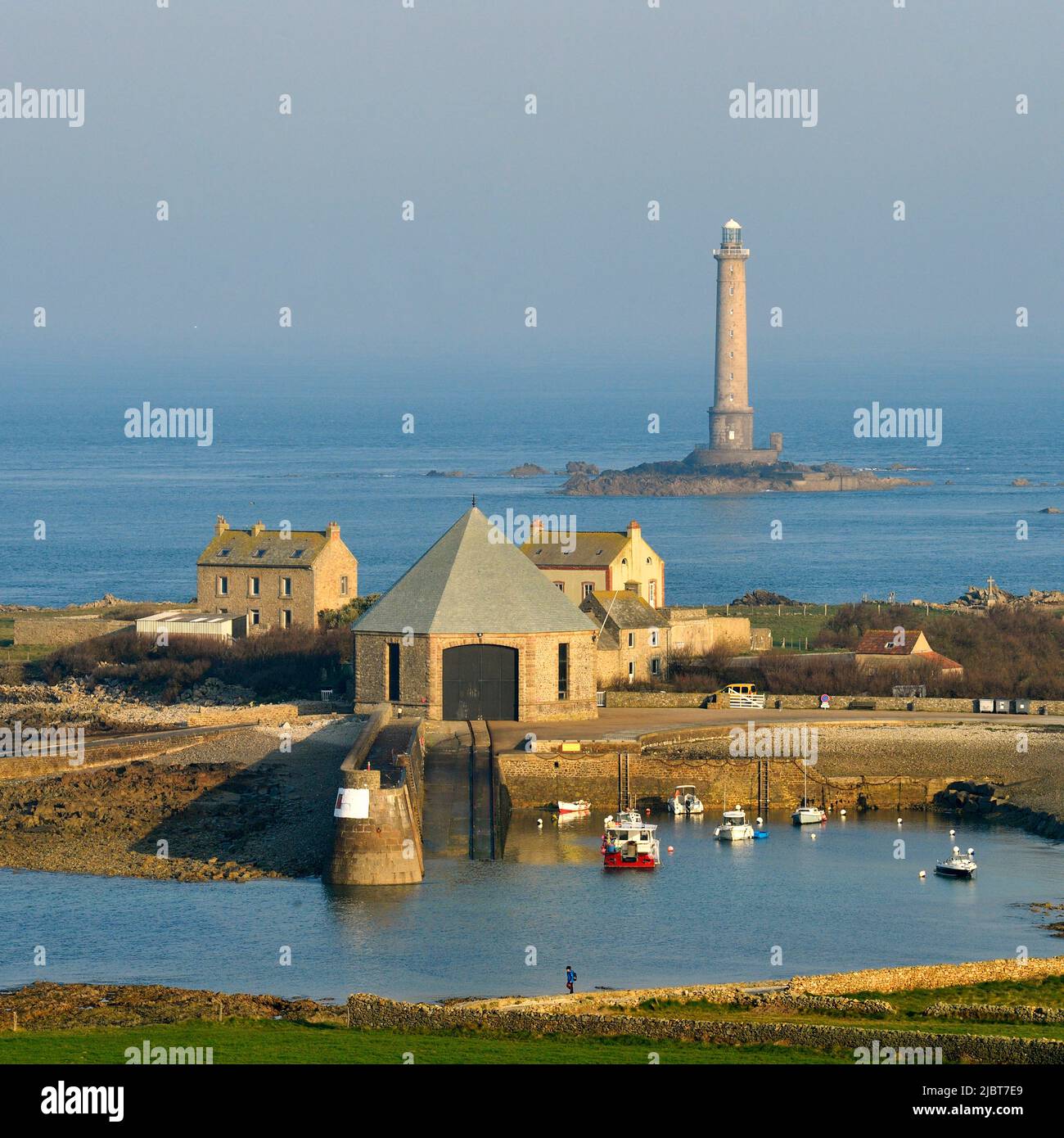 Frankreich, Manche, Cotentin, Cap de la Hague (das Kap von La Hague), Auderville, der Hafen von Goury und die achteckige Seenotrettungsstation, im Hintergrund der Leuchtturm von Goury Stockfoto