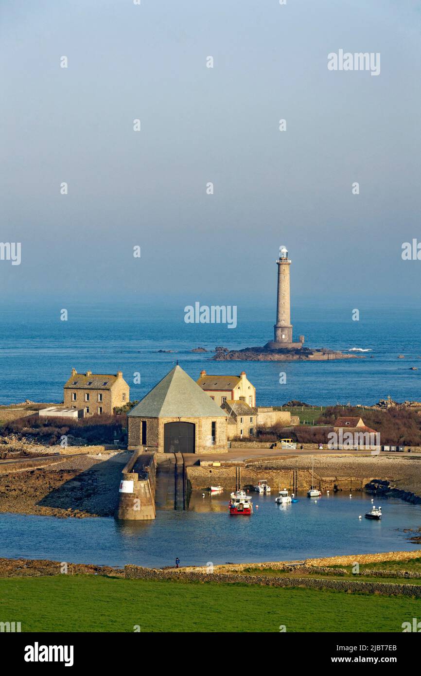 Frankreich, Manche, Cotentin, Cap de la Hague (das Kap von La Hague), Auderville, der Hafen von Goury und die achteckige Seenotrettungsstation, im Hintergrund der Leuchtturm von Goury Stockfoto