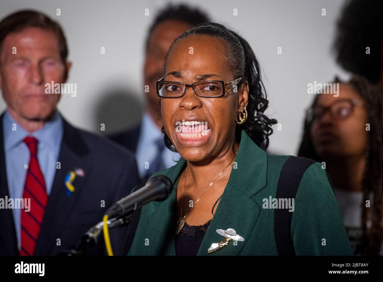 Washington, USA, 07/06/2022, Kimberly Salter, links, Ehefrau von Tops Security Guard Aaron Salter, Jr., Der in Buffalo, New York, verstorben ist, gibt am Dienstag, den 7. Juni 2022, im Hart Senate Office Building in Washington, DC, im Anschluss an eine Anhörung des Senatsausschusses zur Untersuchung der Bedrohung durch den inländischen Terrorismus nach dem Buffalo-Angriff eine Stellungnahme ab. Foto von Rod Lampey/CNP/ABACAPRESS.COM Stockfoto