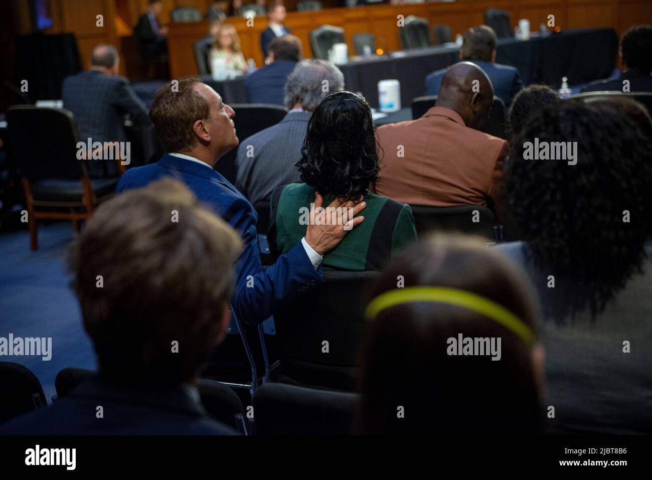 Washington, USA, 07/06/2022, Kimberly Salter, Zentrum, Ehefrau von Tops Security Guard Aaron Salter, Jr., Wer in Buffalo, New York, starb, wird am Dienstag, den 7. Juni 2022, im Hart Senate Office Building in Washington, DC, während einer Anhörung des Senatsausschusses zur Untersuchung der Bedrohung durch den inländischen Terrorismus nach dem Angriff von Buffalo getröstet. Foto von Rod Lampey/CNP/ABACAPRESS.COM Stockfoto