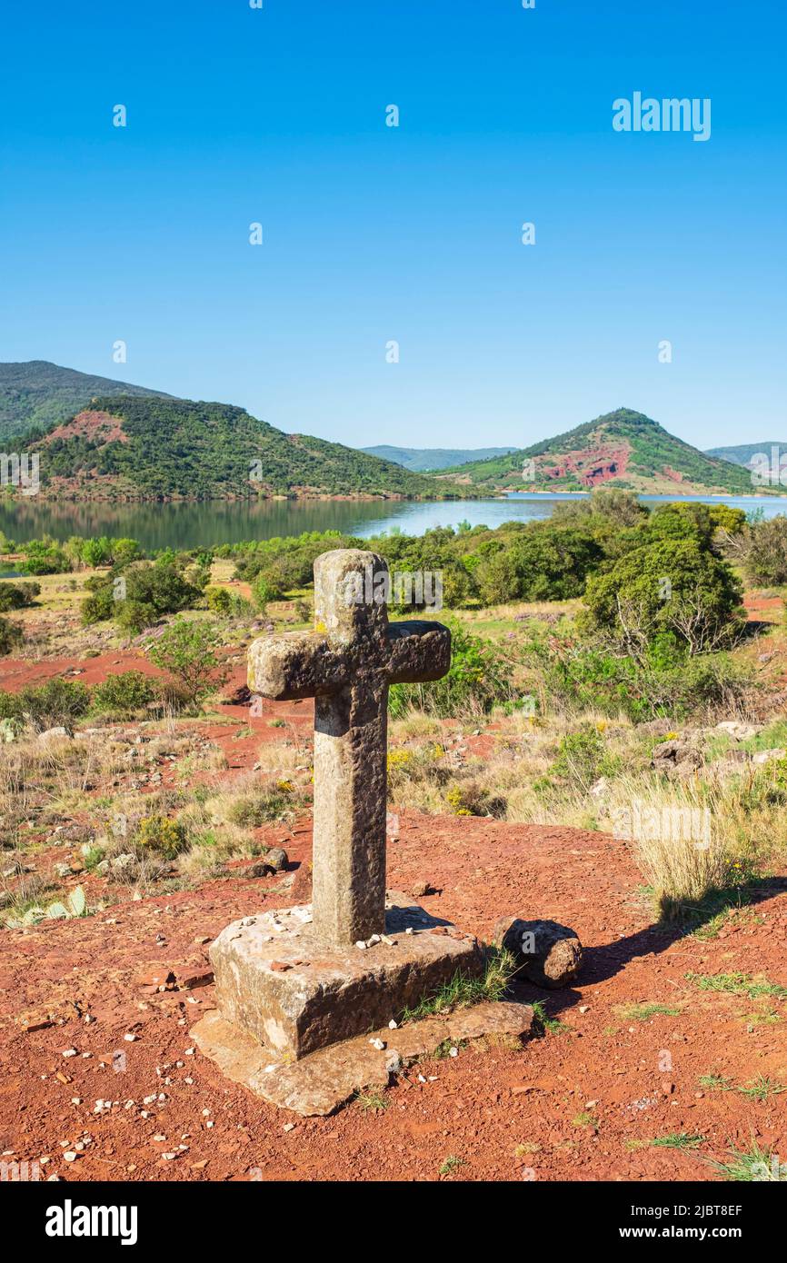 Frankreich, Herault, Salagou-See, Kreuz der Kapelle Notre-Dame des Clans in den Rüschen oder roten Böden, die den See Grenzen Stockfoto