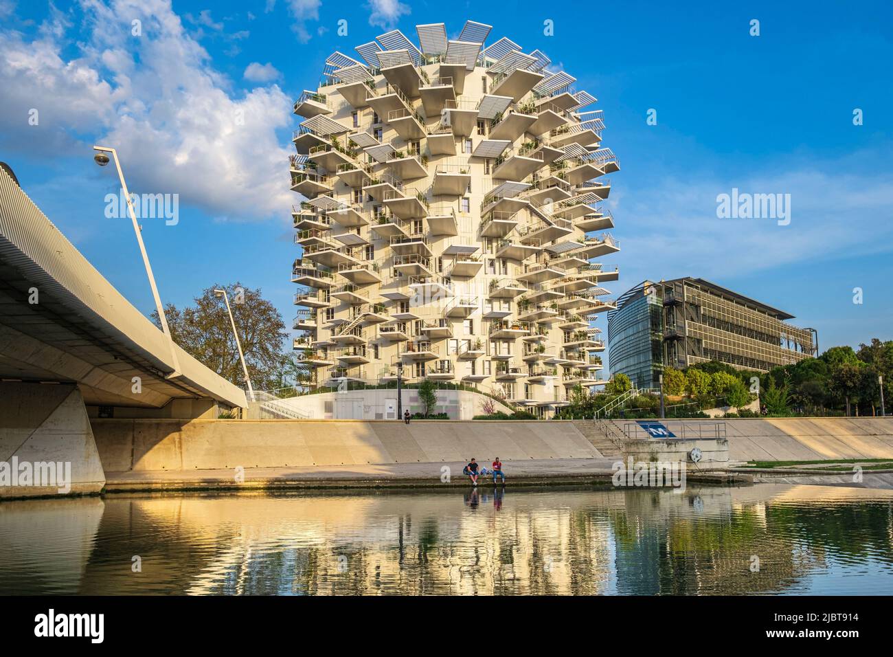 Frankreich, Herault, Montpellier, Richter-Viertel, die Ufer des Flusses Lez, L'Arbre Blanc, Gebäude, das vom Japaner Sou Foujimoto und den französischen Architekten Nicolas Laisne et Manal Rachdi entworfen wurde Stockfoto