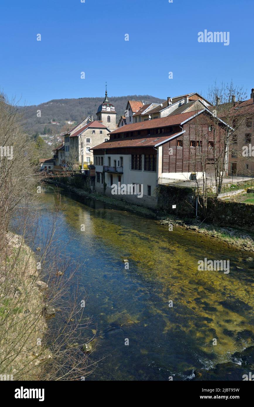 Frankreich, Doubs, Saint Hippolyte, ehemalige Gerberei am Ufer des Flusses Dessoubre, Notre Dame Colegiate Kirche aus dem 14.. Jahrhundert Stockfoto