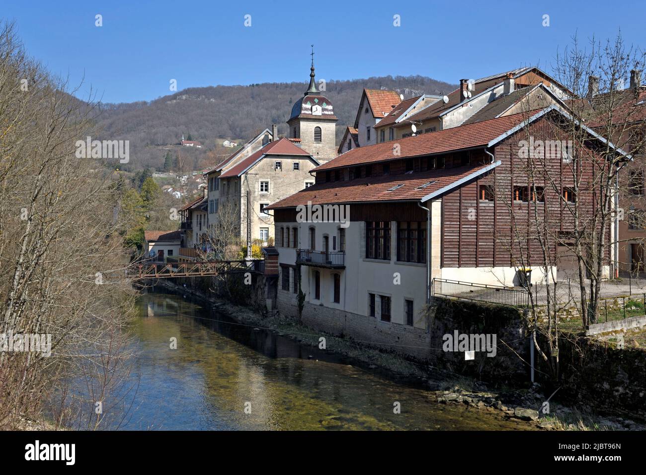 Frankreich, Doubs, Saint Hippolyte, ehemalige Gerberei am Ufer des Flusses Dessoubre, Notre Dame Colegiate Kirche aus dem 14.. Jahrhundert Stockfoto